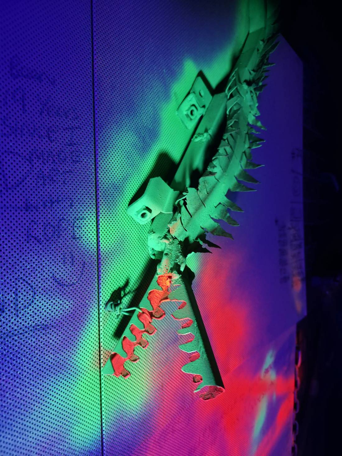 Jaw with teeth, wall-mounted, under UV